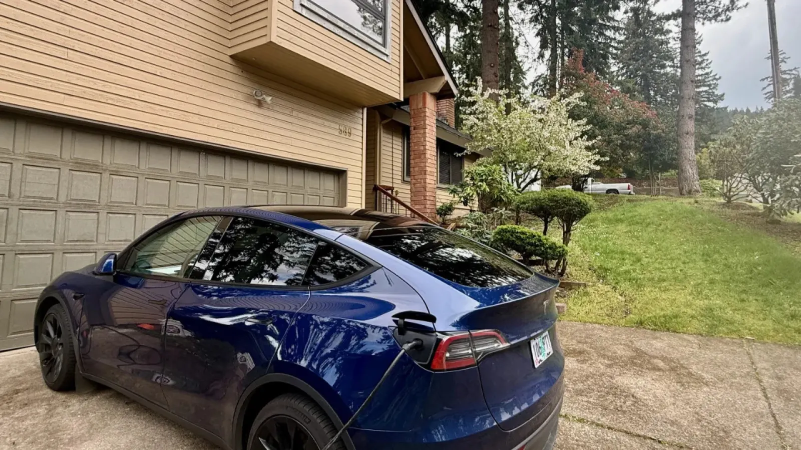 10 min to UO & Riverbend - Wooded Escape w/ Large Deck - EV Charger 9