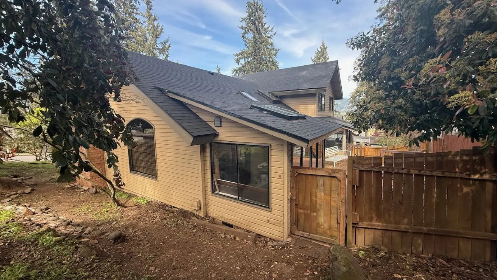 10 min to UO & Riverbend - Wooded Escape w/ Large Deck - EV Charger 12