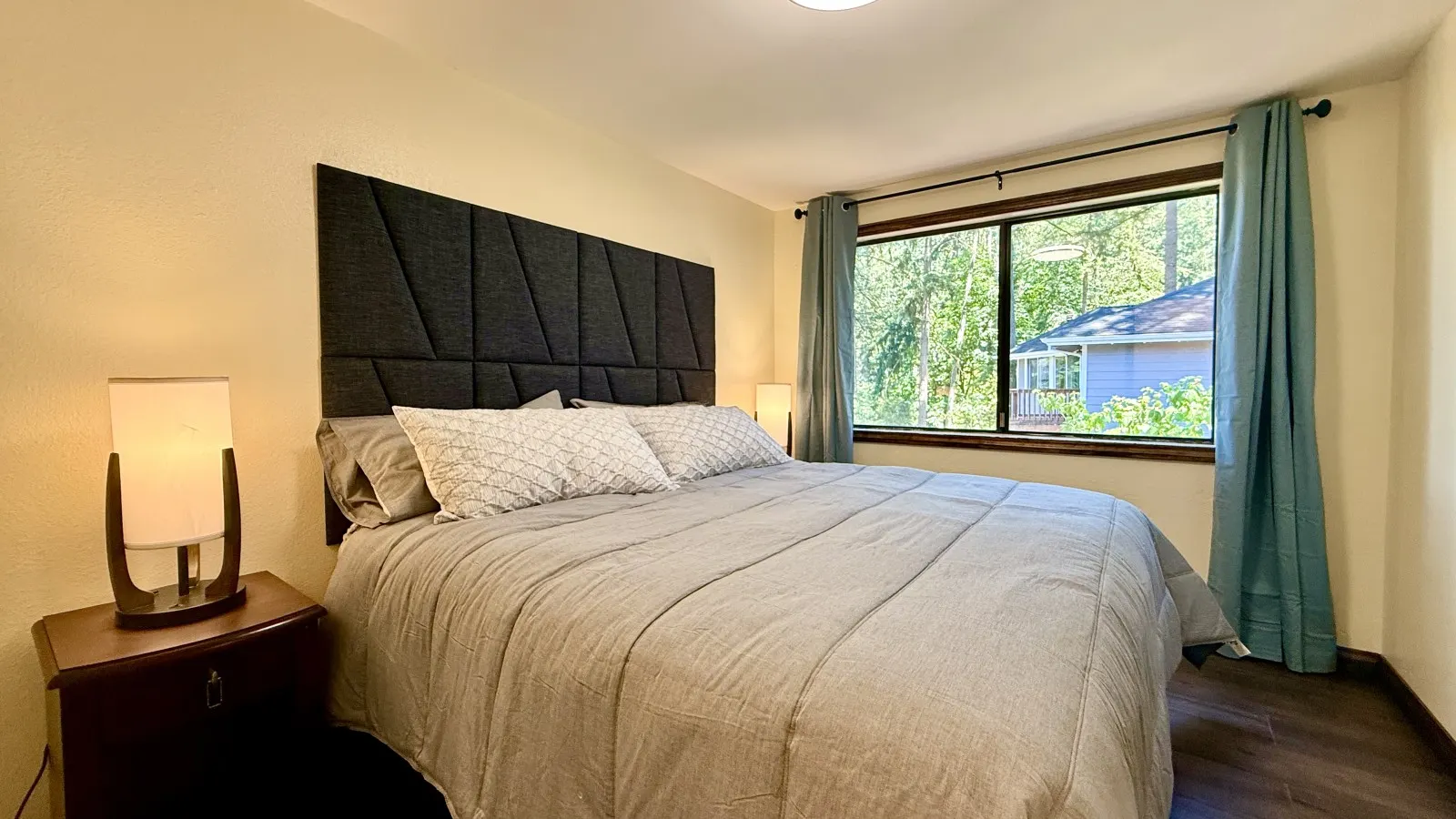 10 min to UO & Riverbend - Wooded Escape w/ Large Deck - EV Charger 16