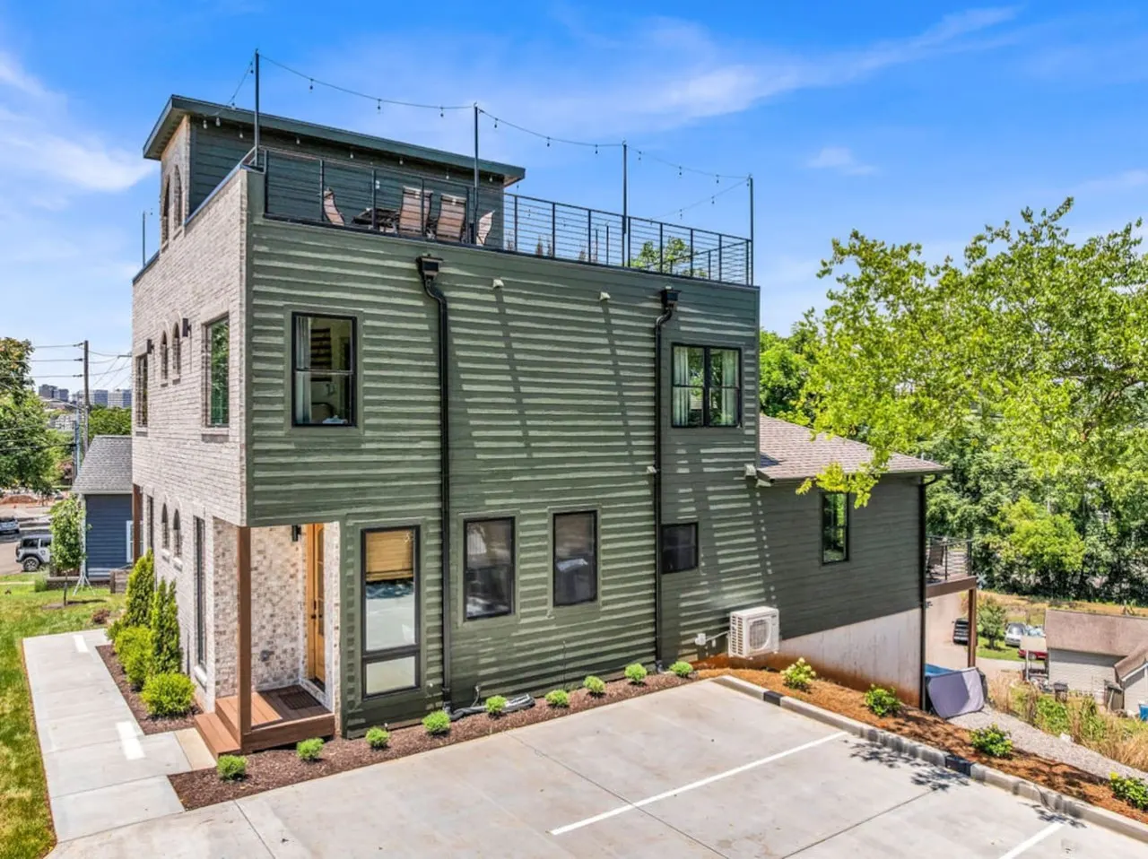 Rooftop Views Theater + Arcade Walkable to DT 16