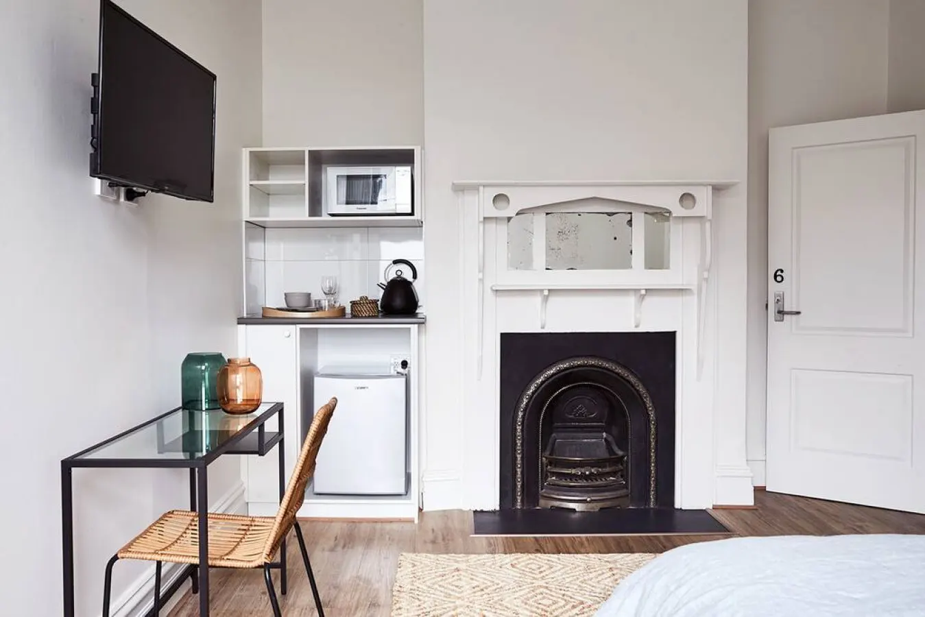 Modern conveniences in bustling Richmond 2