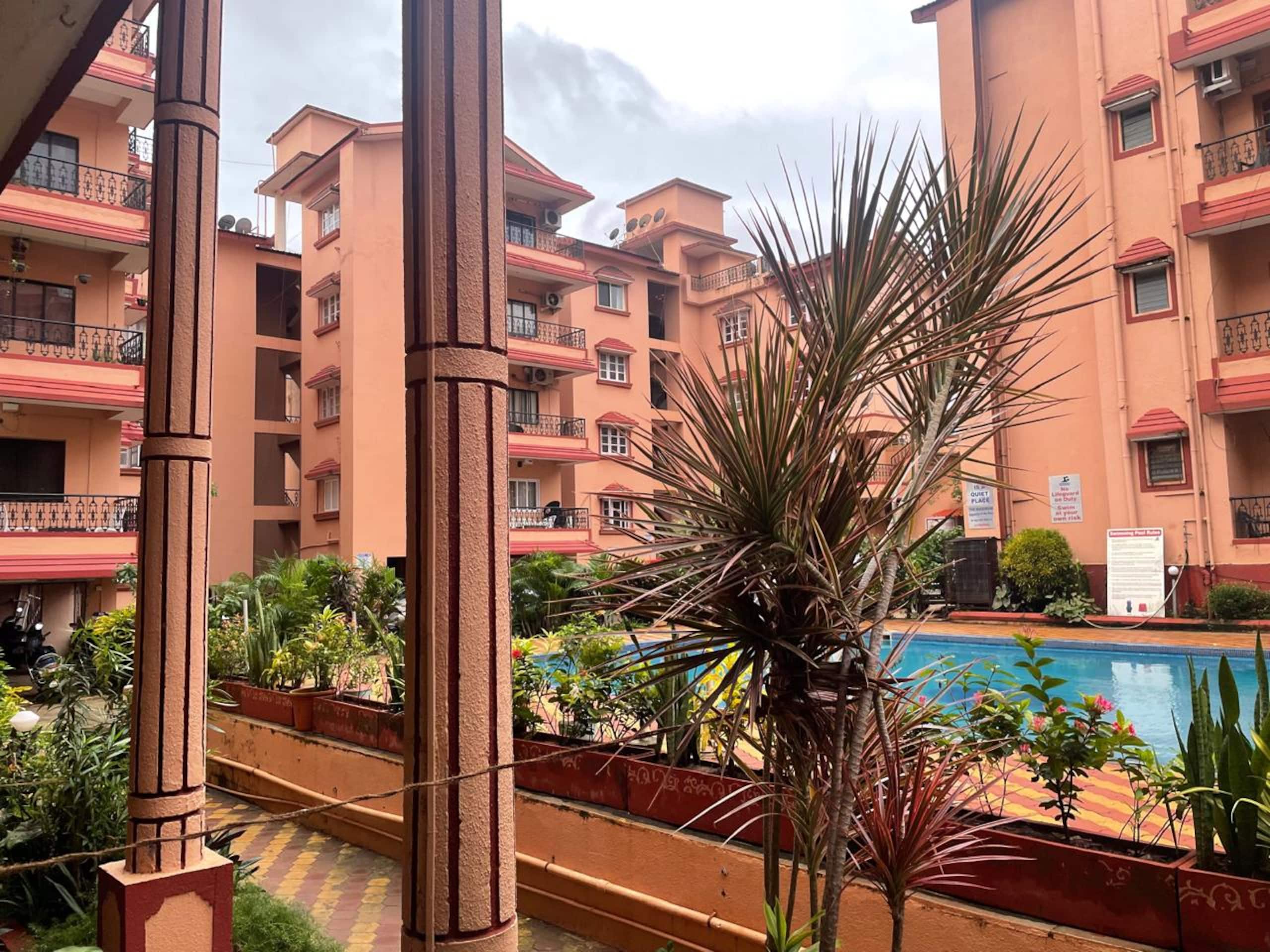 Pool view ground floor 2 BHK,6 guests,Near beaches 25