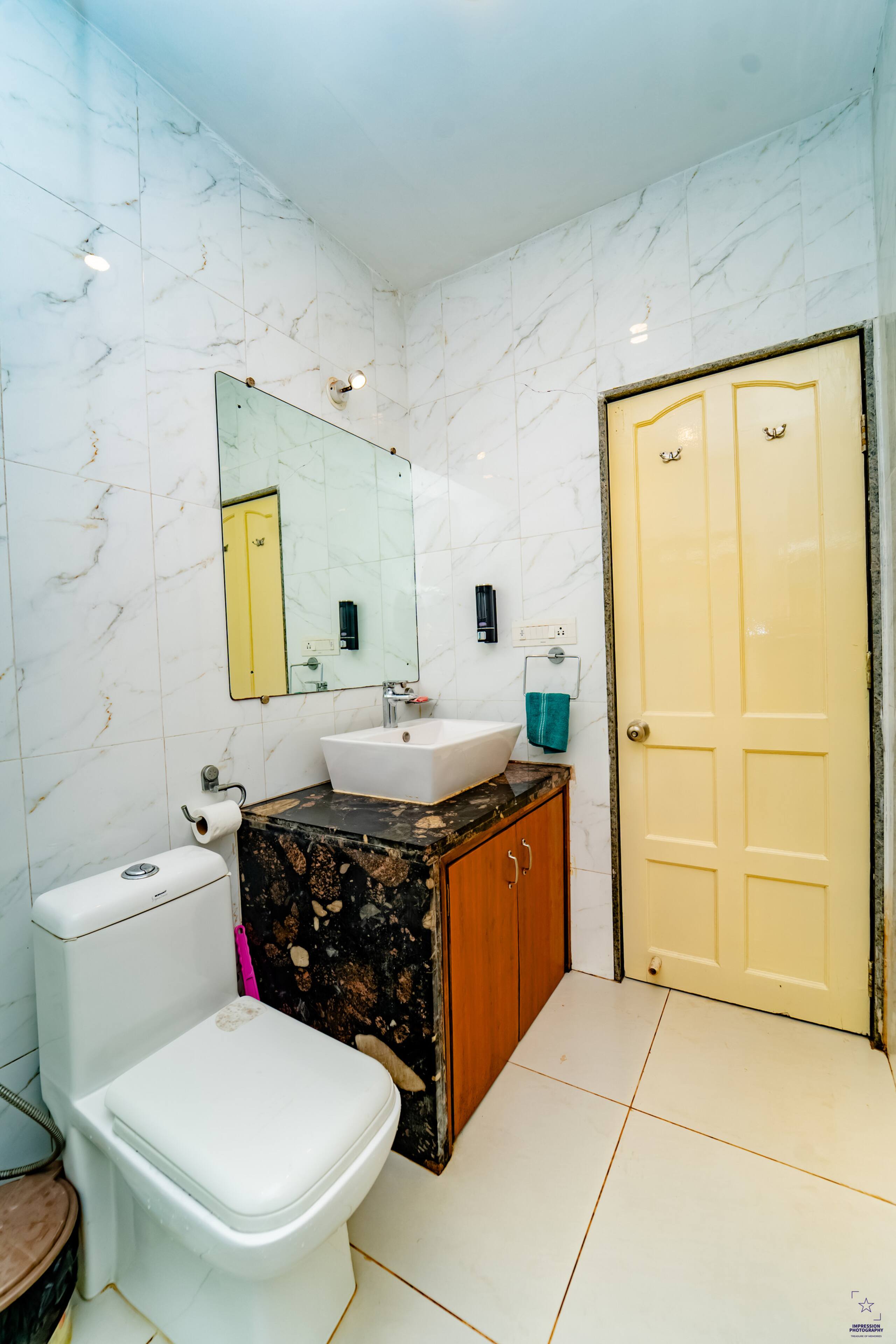 Pool view ground floor 2 BHK,6 guests,Near beaches 24