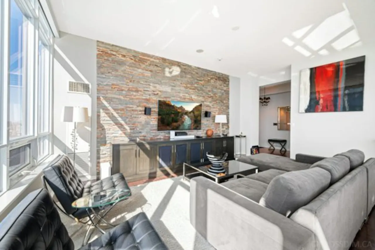 Stunning 2BR Penthouse Awe-Inspiring Views 9