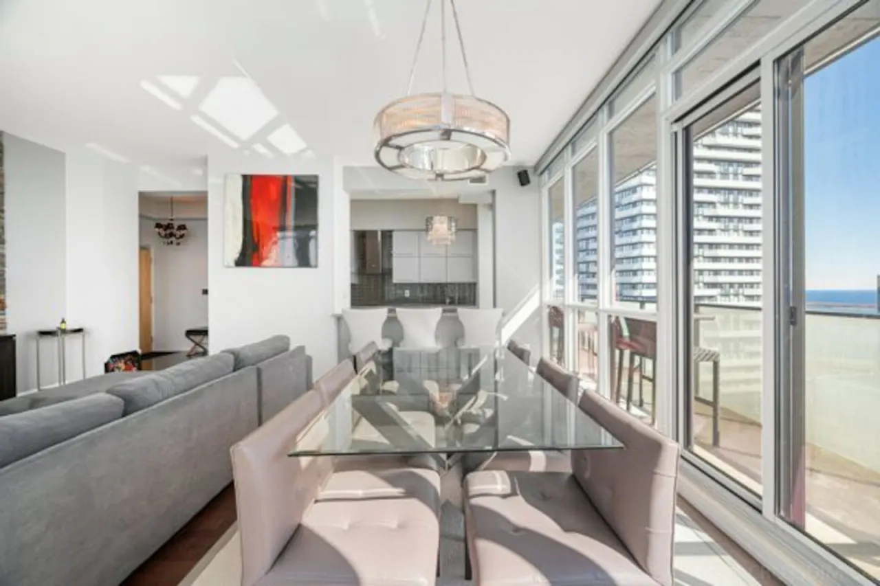 Stunning 2BR Penthouse Awe-Inspiring Views 10