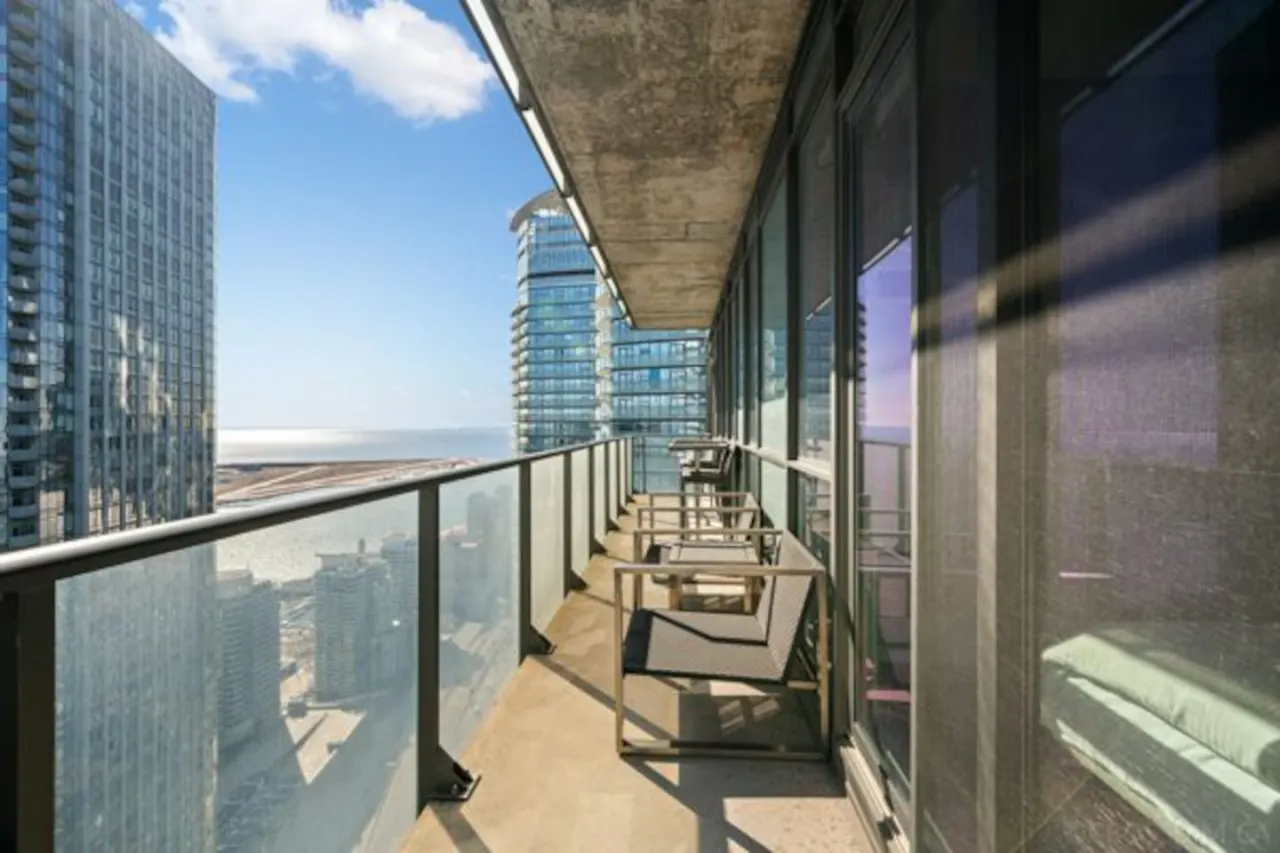 Stunning 2BR Penthouse Awe-Inspiring Views 5