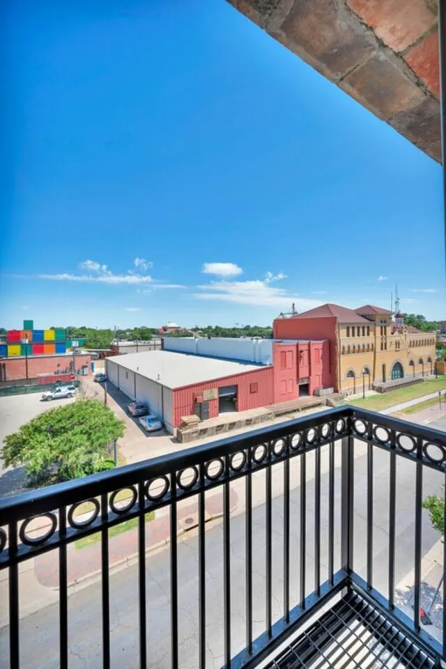 The Beehive - The Buzz of Downtown Waco — photo 3