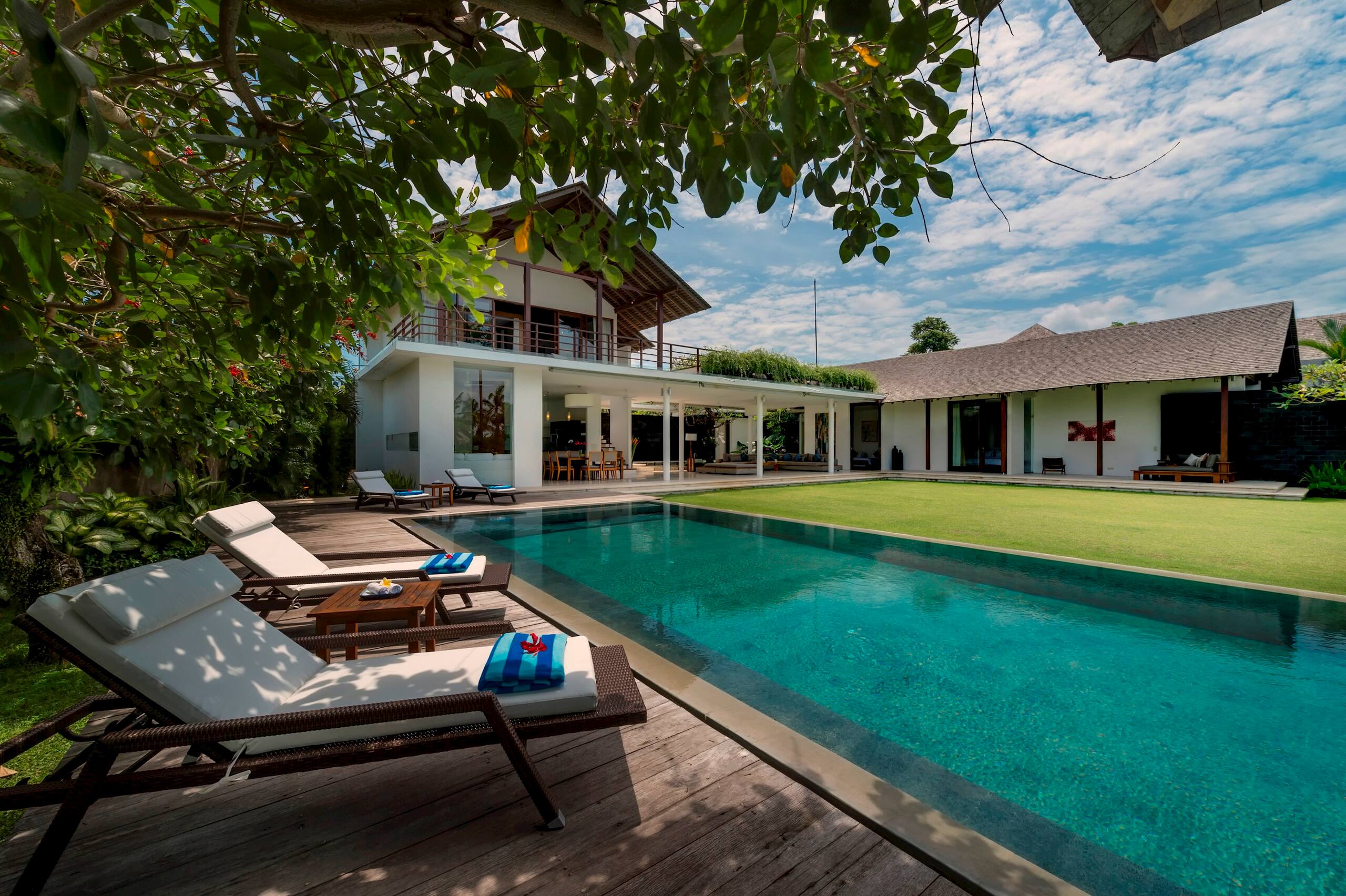 Balinese 3BR Villa in Canggu w/ 2 Pools & Yoga — photo 2