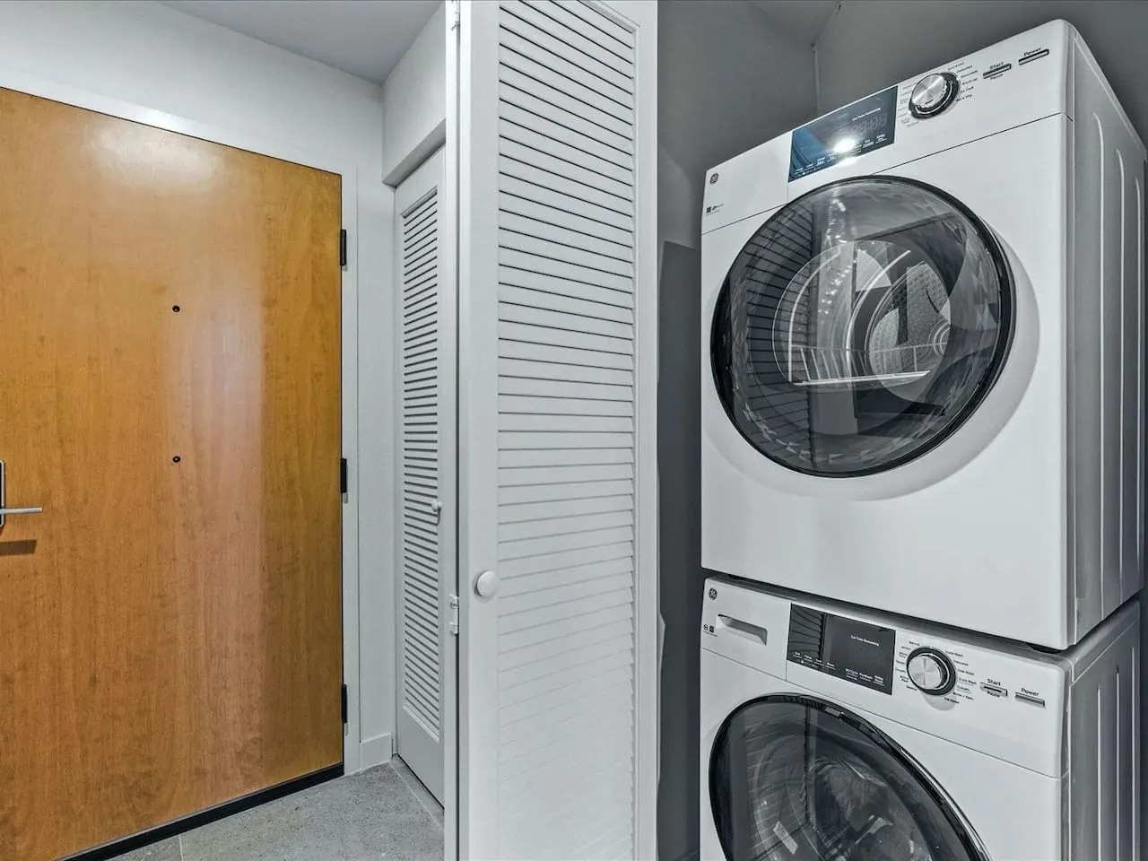 Beautiful Studio Unit at The Crosby Worldcenter 11