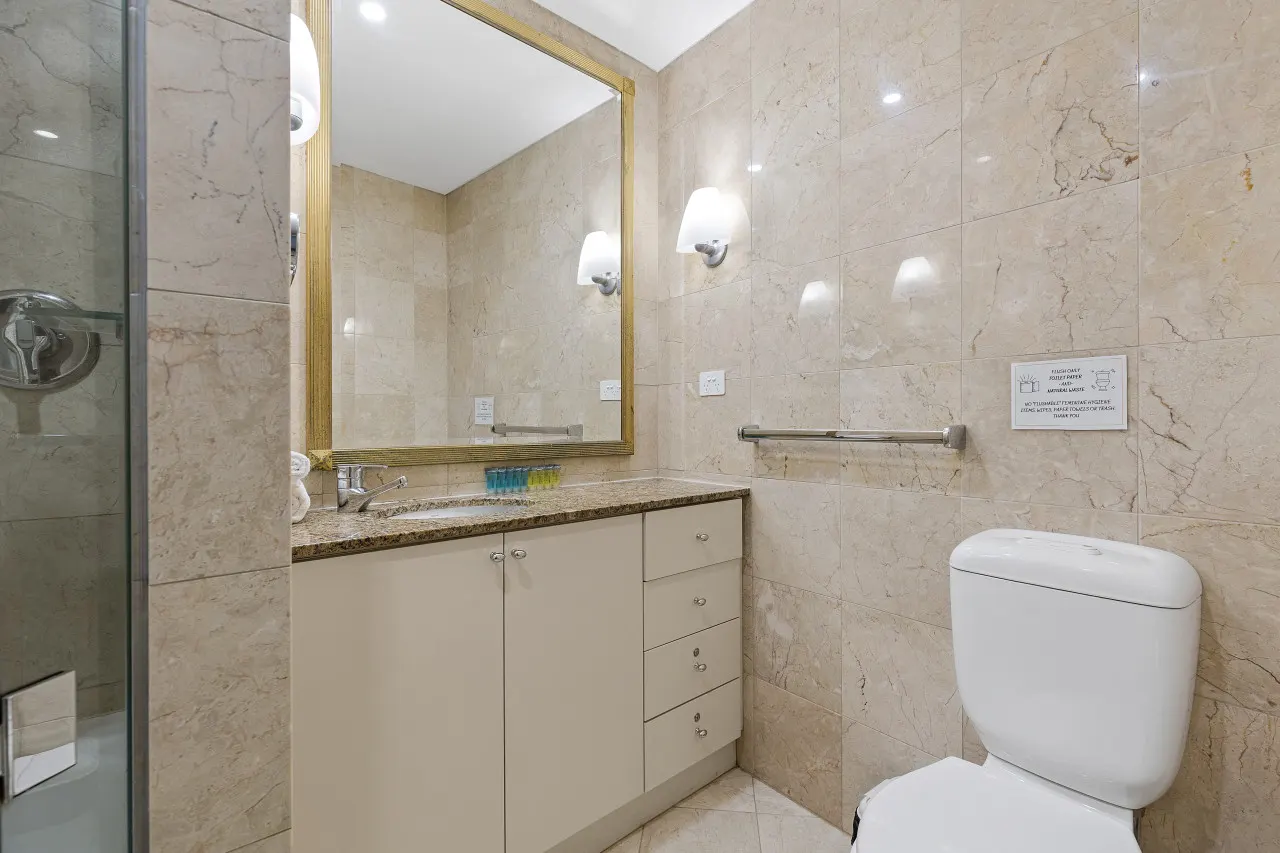 Discover Bond St 8