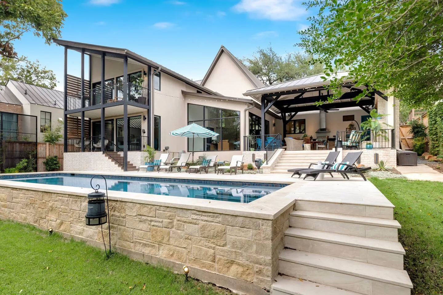Luxury Home w/Pool & Outdoor Living 3 miles DT 9