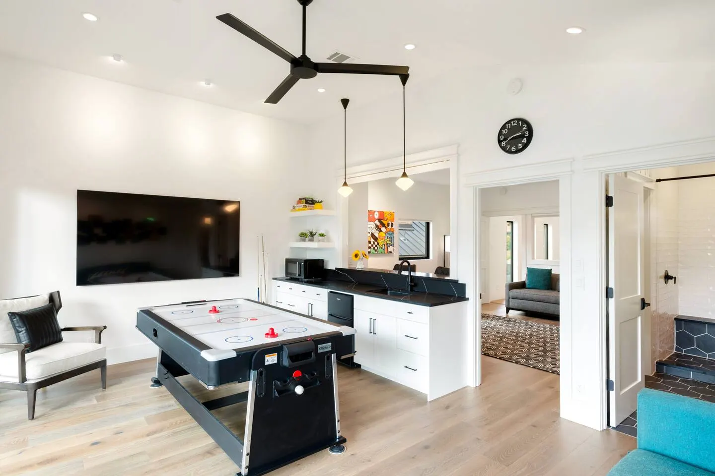 Luxury Home w/Pool & Outdoor Living 3 miles DT 14