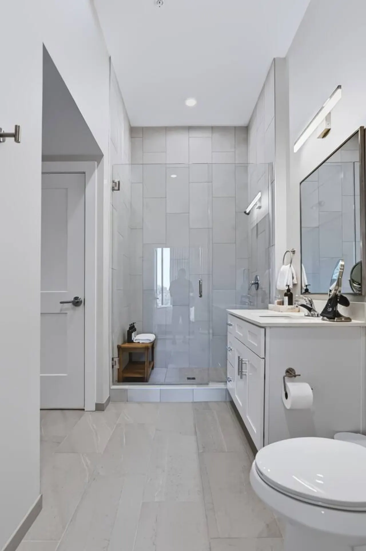 Modern Luxe Retreat Cozy Stay + Free Parking 17