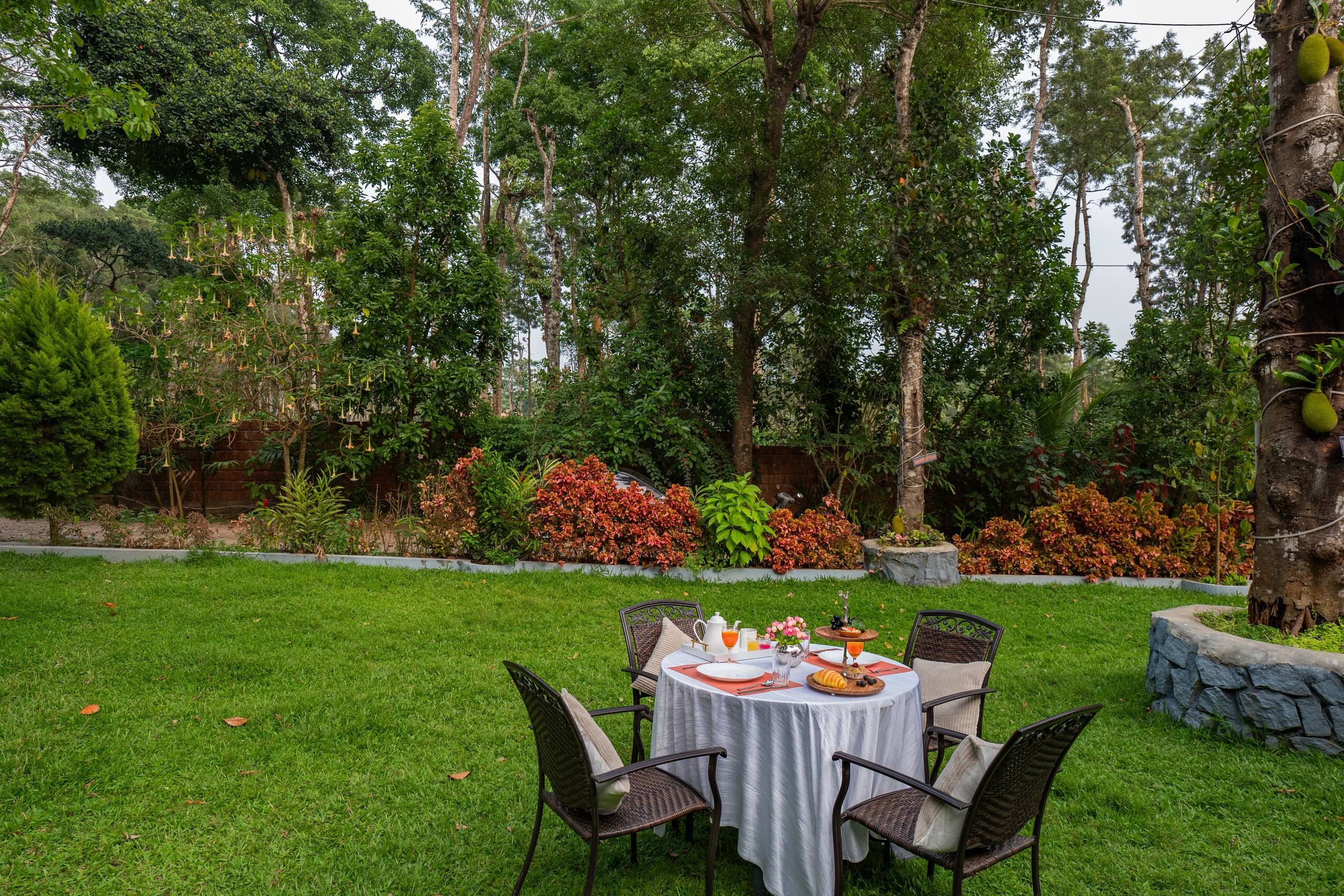 Room W/ Sit-Out & Shared Garden in Avocado Estate 22