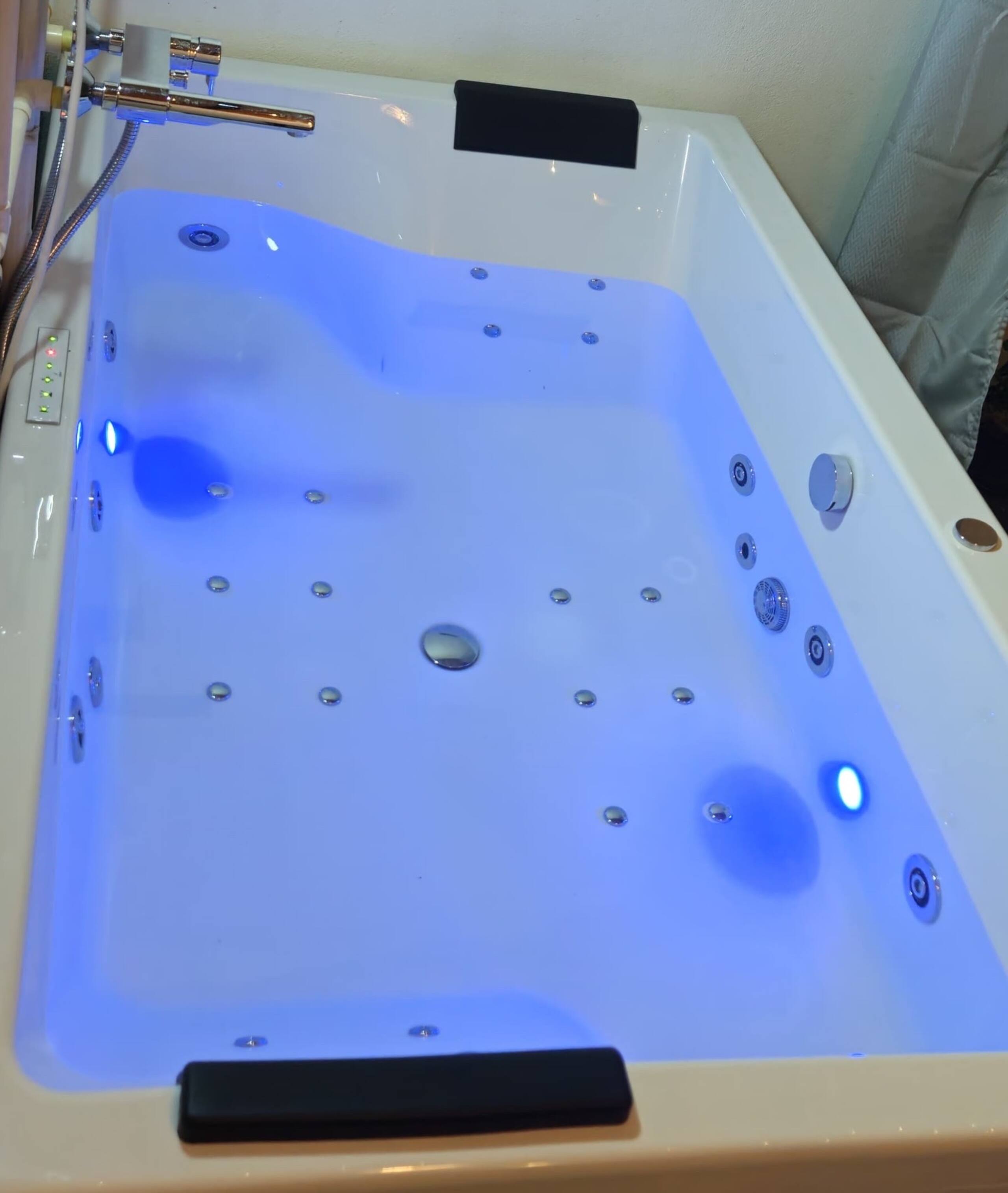 Aura - Room with couple Jacuzzi 20