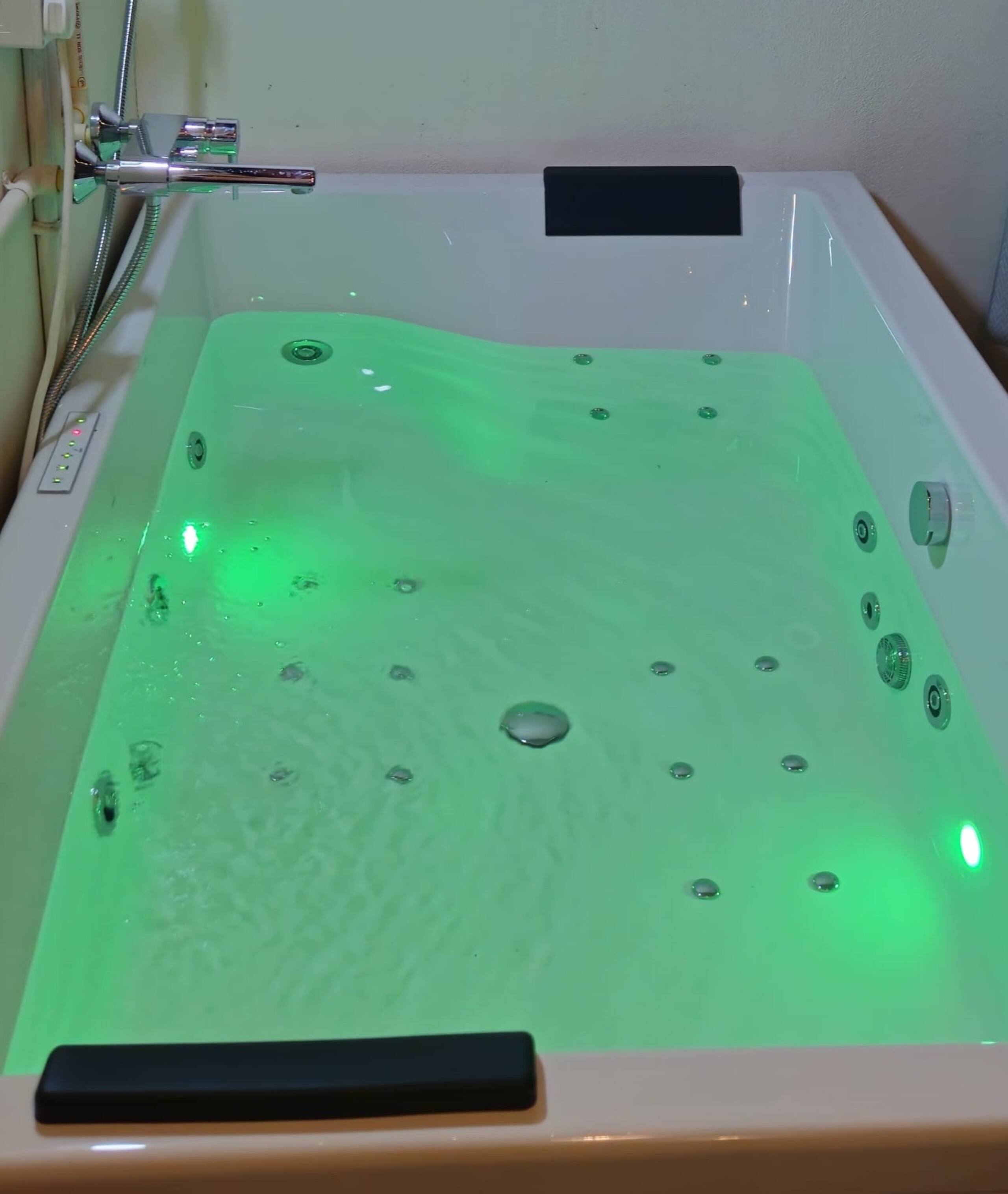 Aura - Room with couple Jacuzzi 21