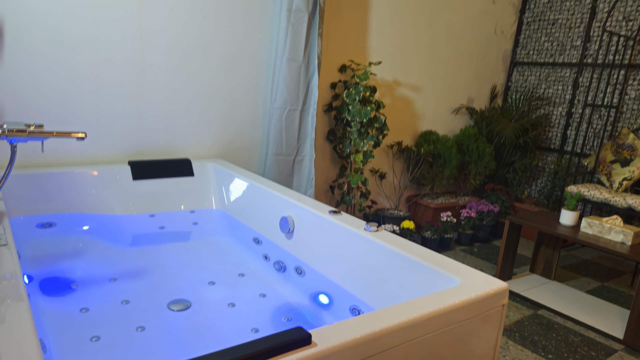 Aura - Room with couple Jacuzzi 28