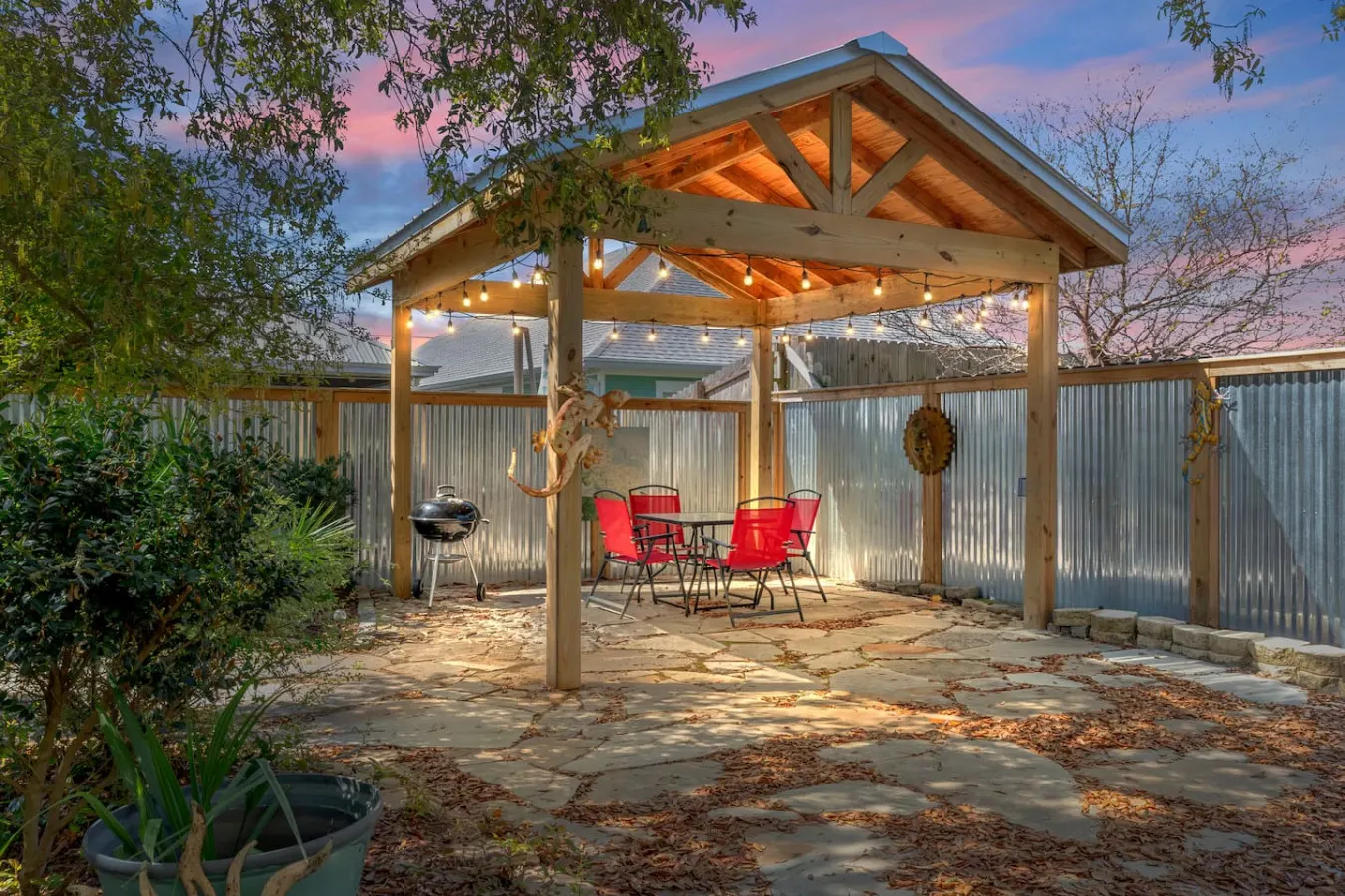 Walk to the beach Cozy coastal cottage Private outdoor space Free Wi-Fi Great location 1
