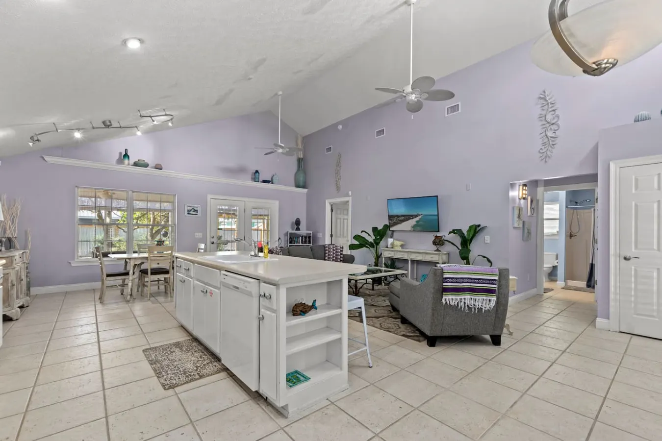 Walk to the beach Cozy coastal cottage Private outdoor space Free Wi-Fi Great location 16