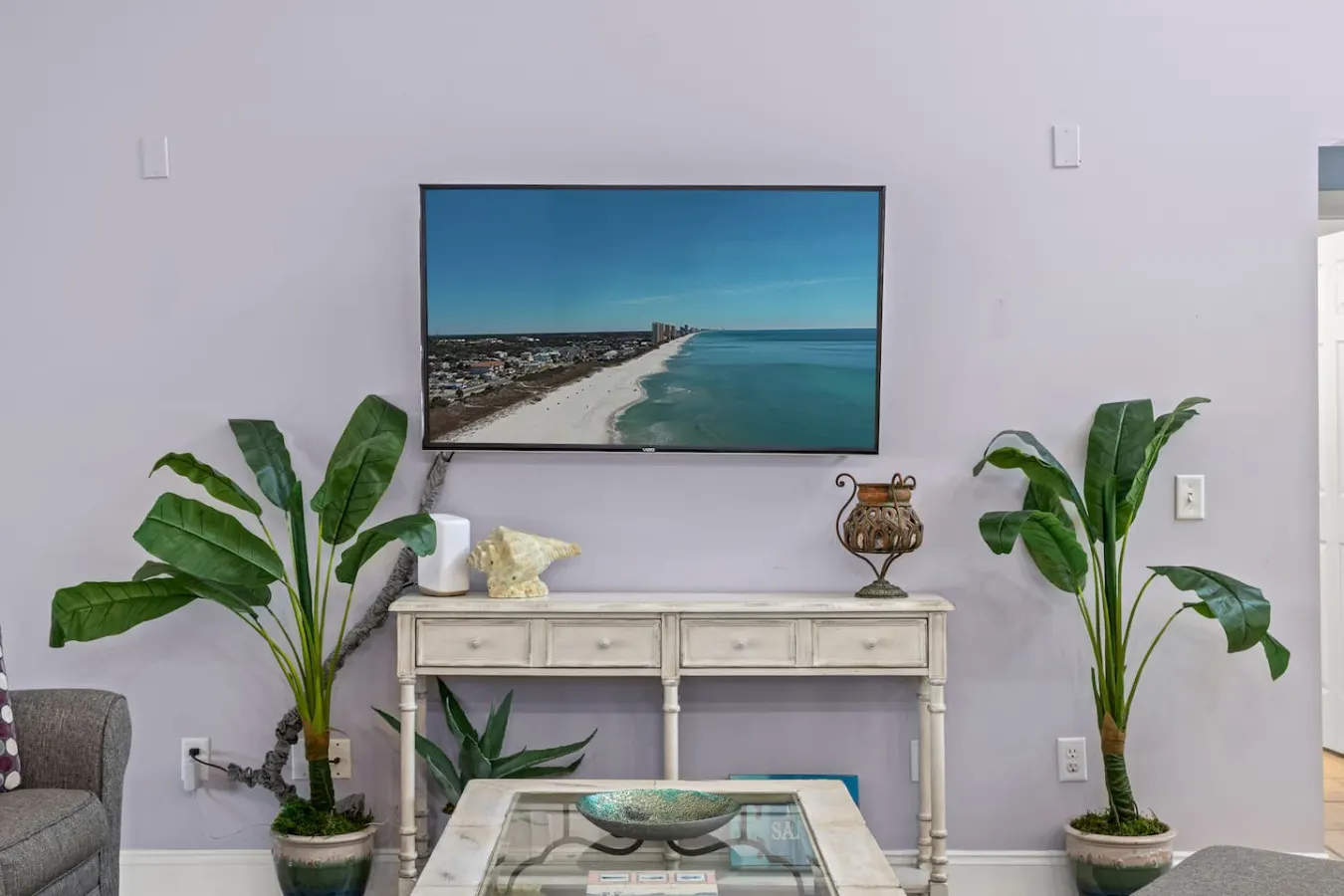Walk to the beach Cozy coastal cottage Private outdoor space Free Wi-Fi Great location 17