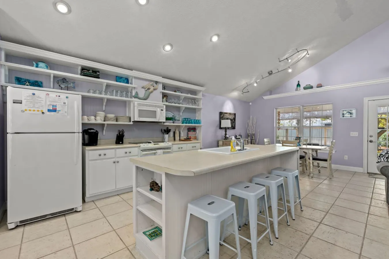 Walk to the beach Cozy coastal cottage Private outdoor space Free Wi-Fi Great location 18