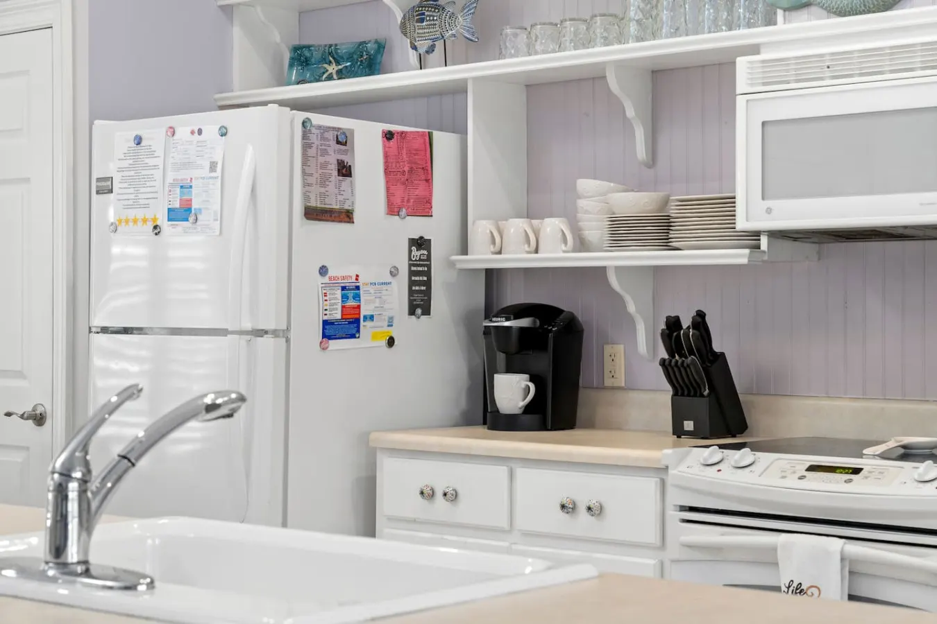 Walk to the beach Cozy coastal cottage Private outdoor space Free Wi-Fi Great location 20
