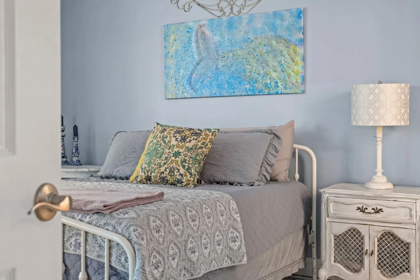 Walk to the beach Cozy coastal cottage Private outdoor space Free Wi-Fi Great location 3