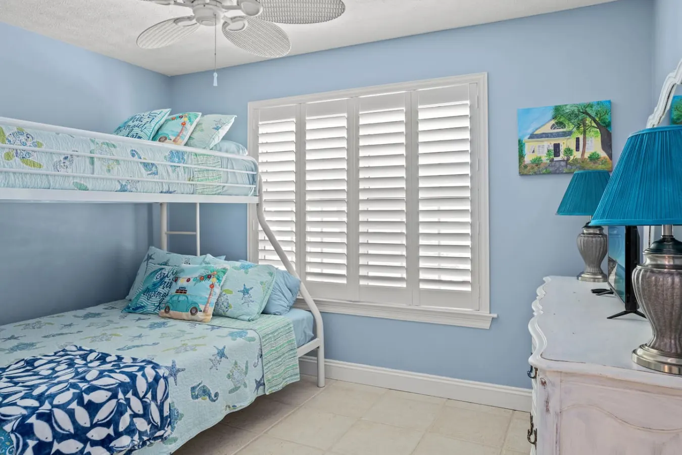 Walk to the beach Cozy coastal cottage Private outdoor space Free Wi-Fi Great location 6