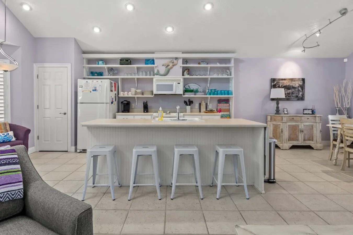 Walk to the beach Cozy coastal cottage Private outdoor space Free Wi-Fi Great location 8