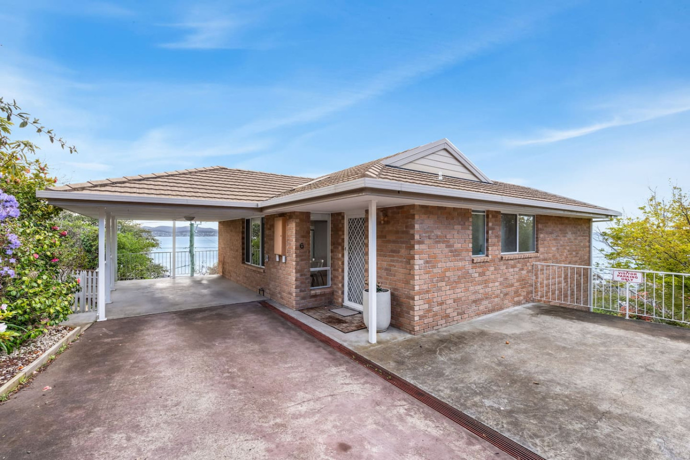 Sandy Bay River Views, 3 Bed, Deck & 2 Car Spaces 2