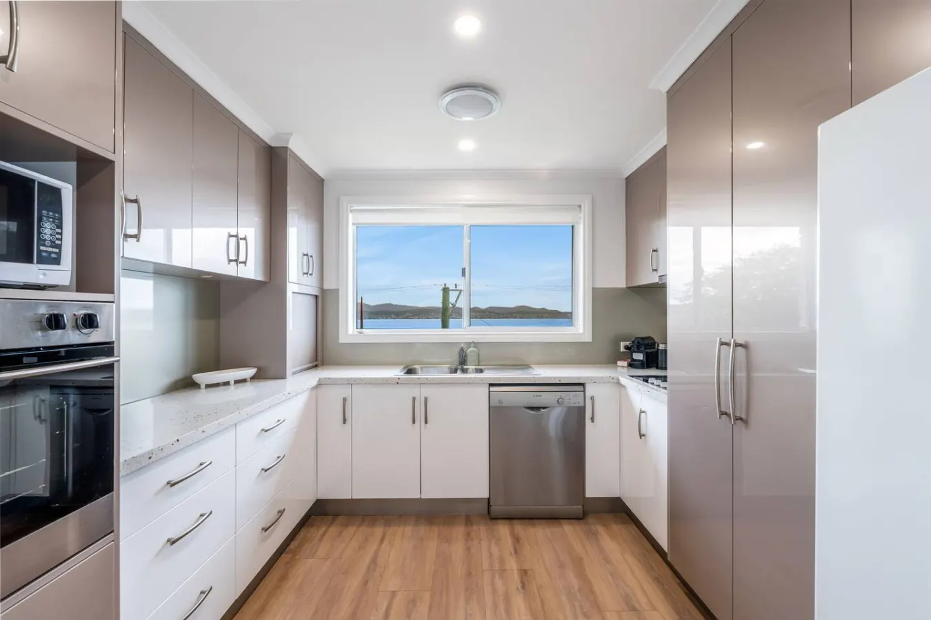 Sandy Bay River Views, 3 Bed, Deck & 2 Car Spaces 14