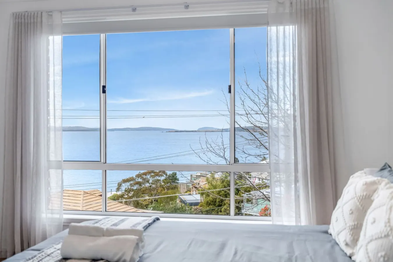 Sandy Bay River Views, 3 Bed, Deck & 2 Car Spaces 16