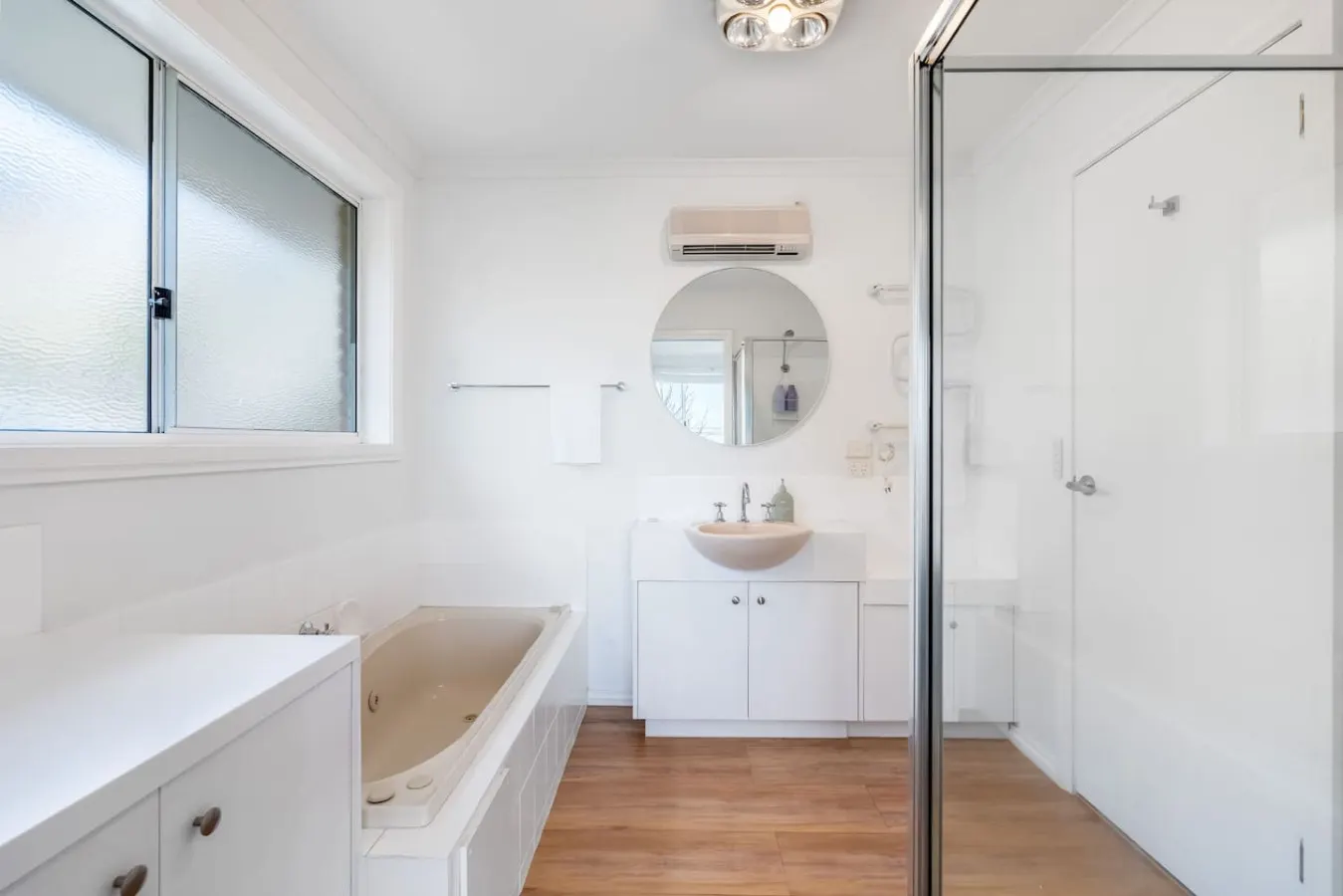 Sandy Bay River Views, 3 Bed, Deck & 2 Car Spaces 17
