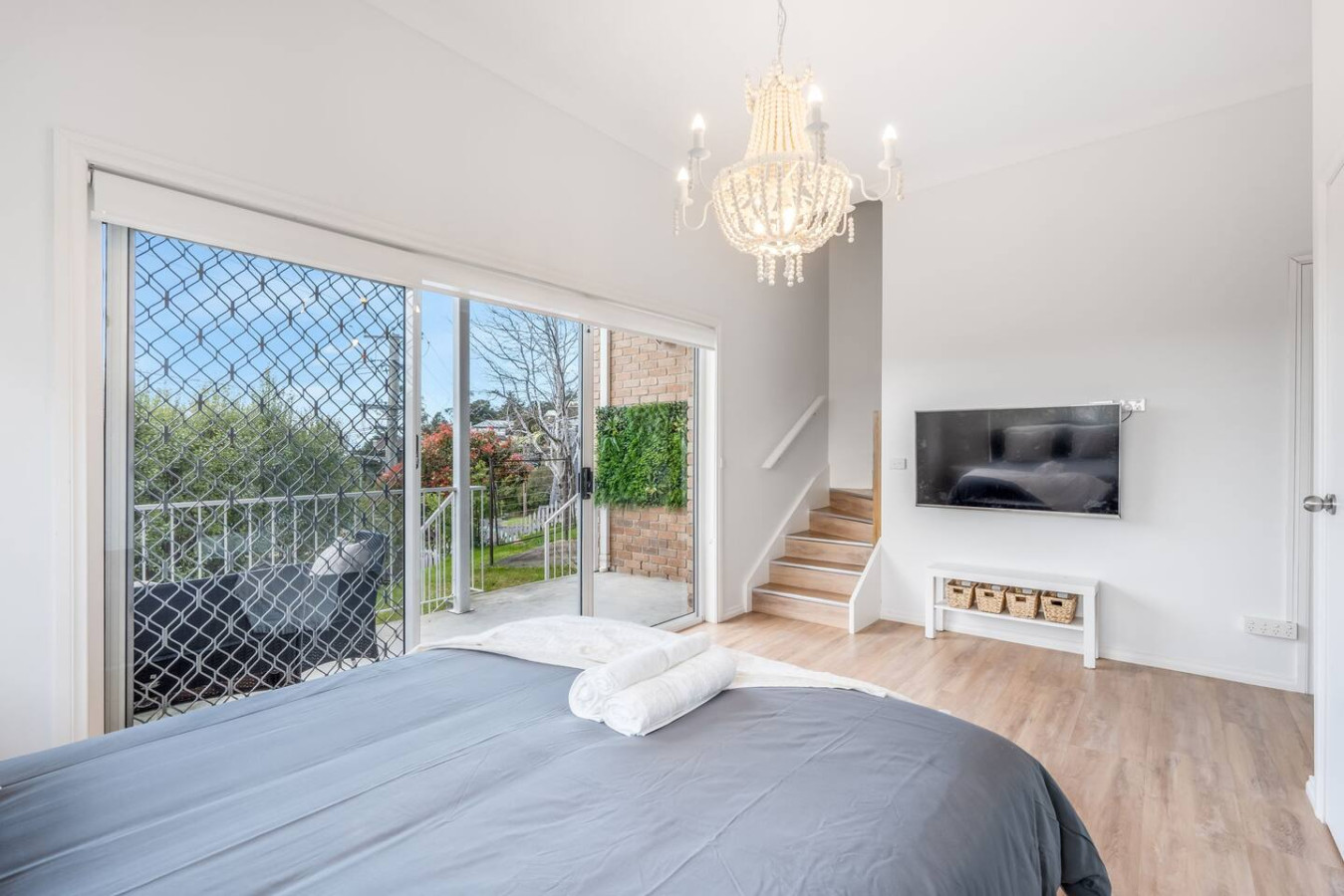 Sandy Bay River Views, 3 Bed, Deck & 2 Car Spaces 4