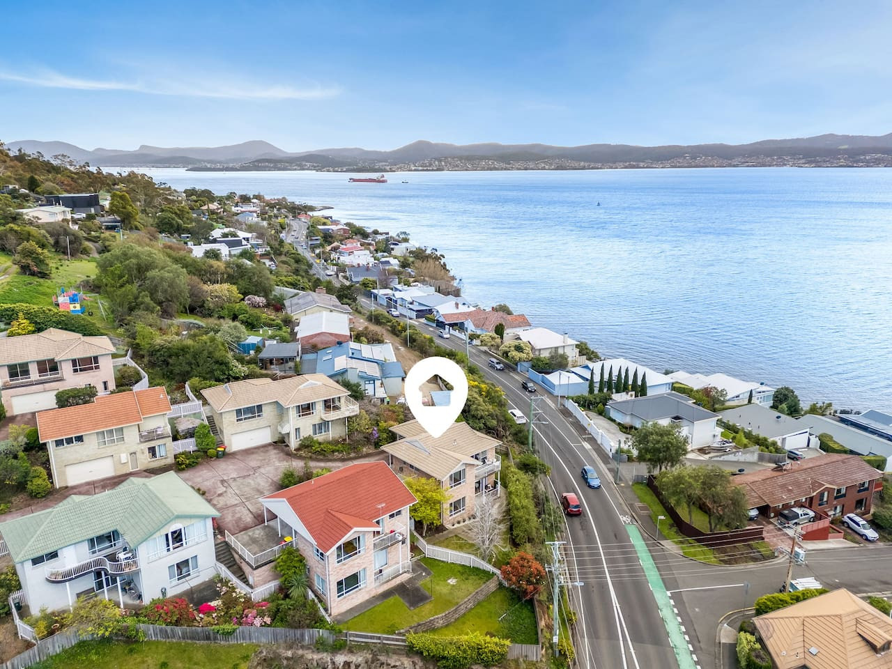 Sandy Bay River Views, 3 Bed, Deck & 2 Car Spaces 5