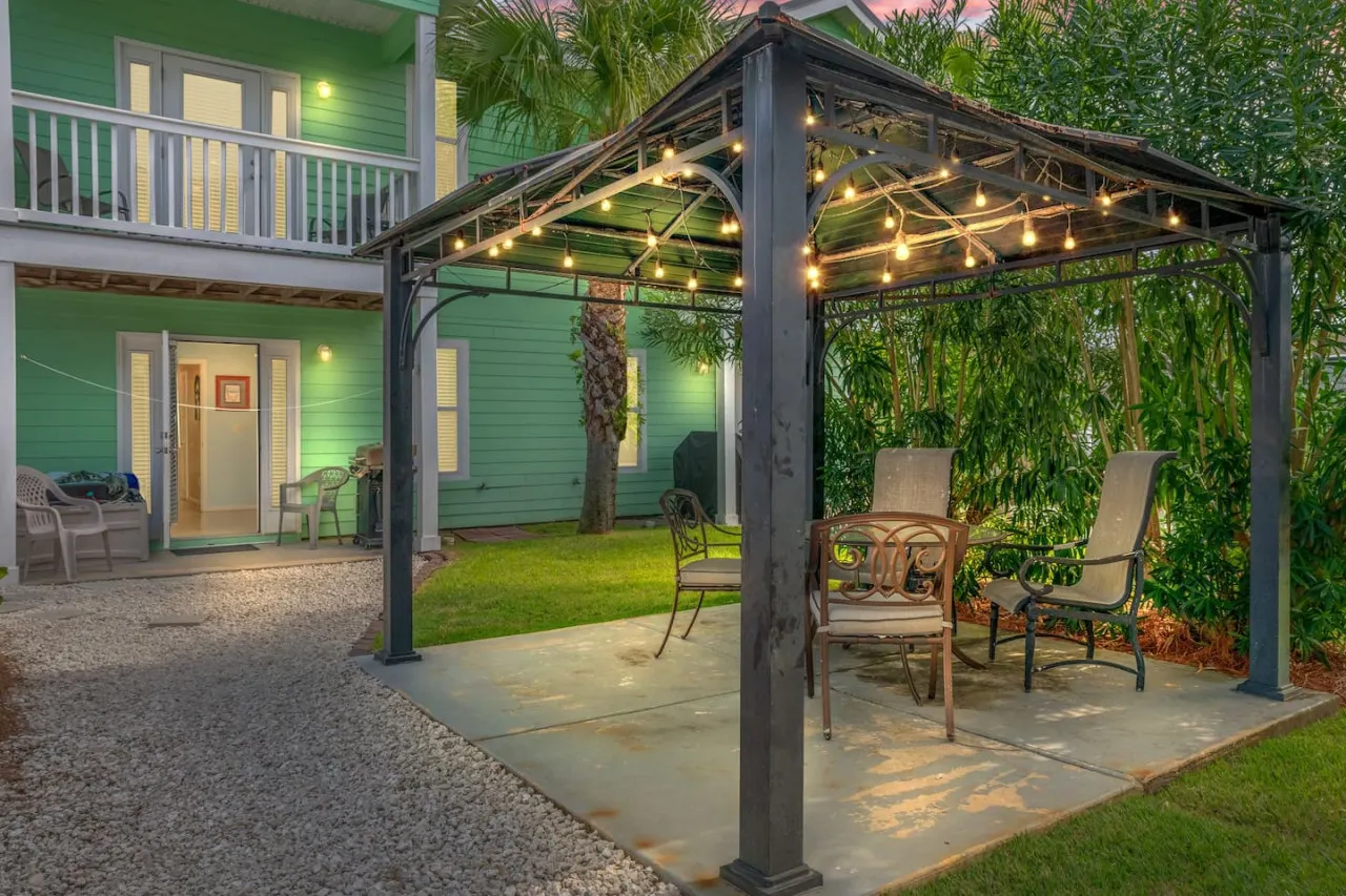Beach Bungalow ~ Townhome w/ Patios, Balconies & Pool 2