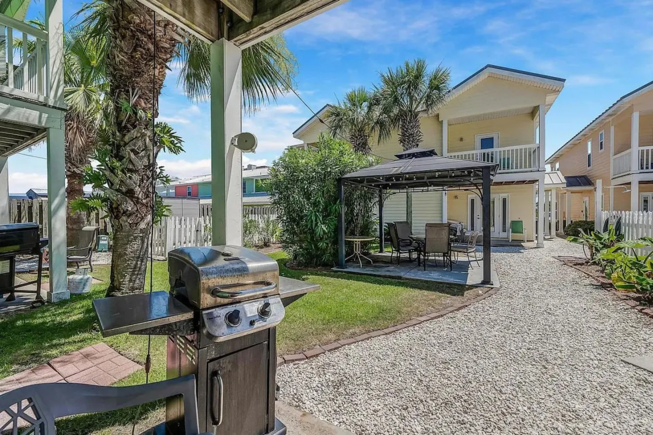 Beach Bungalow ~ Townhome w/ Patios, Balconies & Pool 9