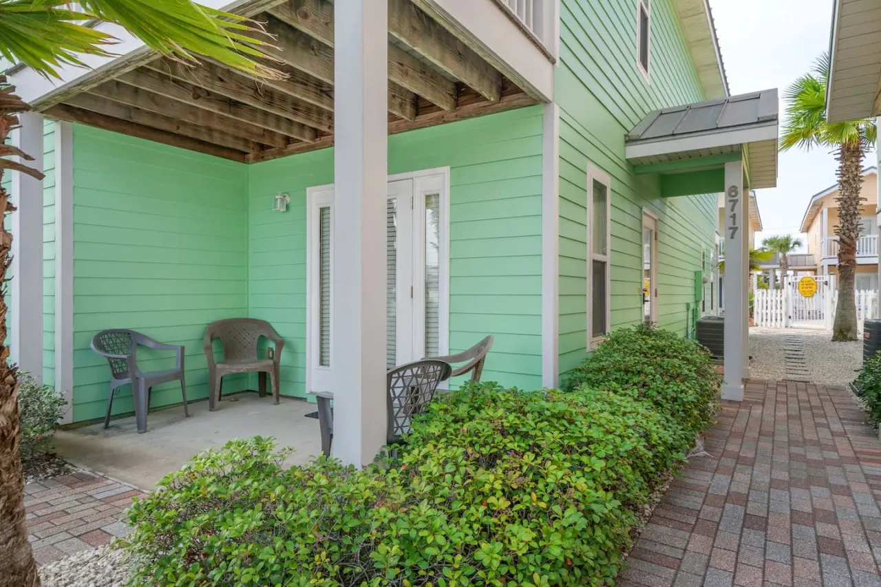 Beach Bungalow ~ Townhome w/ Patios, Balconies & Pool 11