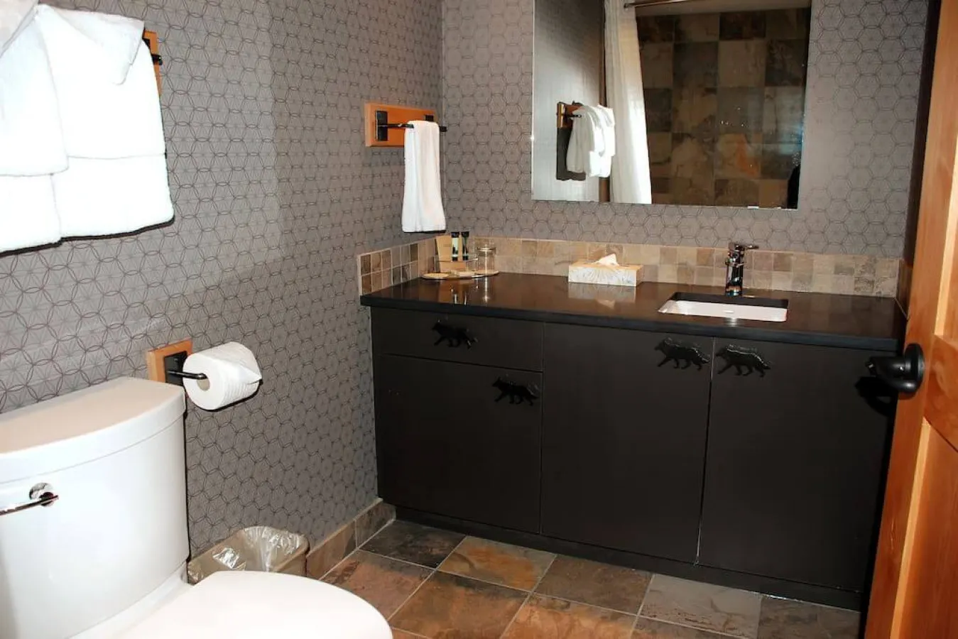 Quiet 4 Bedroom MTN Condo Hot Tub Pool Gym Tennis 7