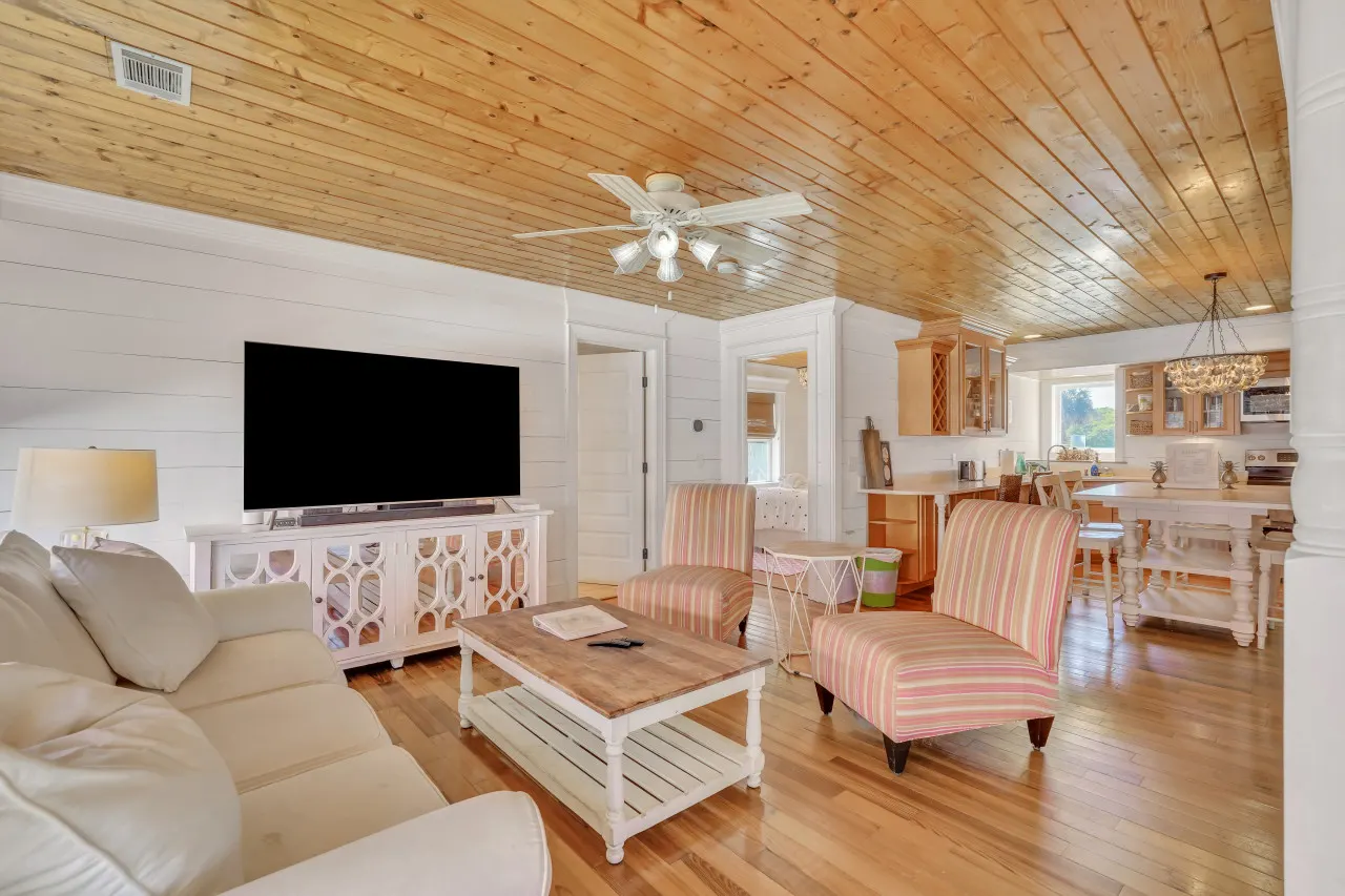 Blue Pearl Beach House: Steps from the Beach 13