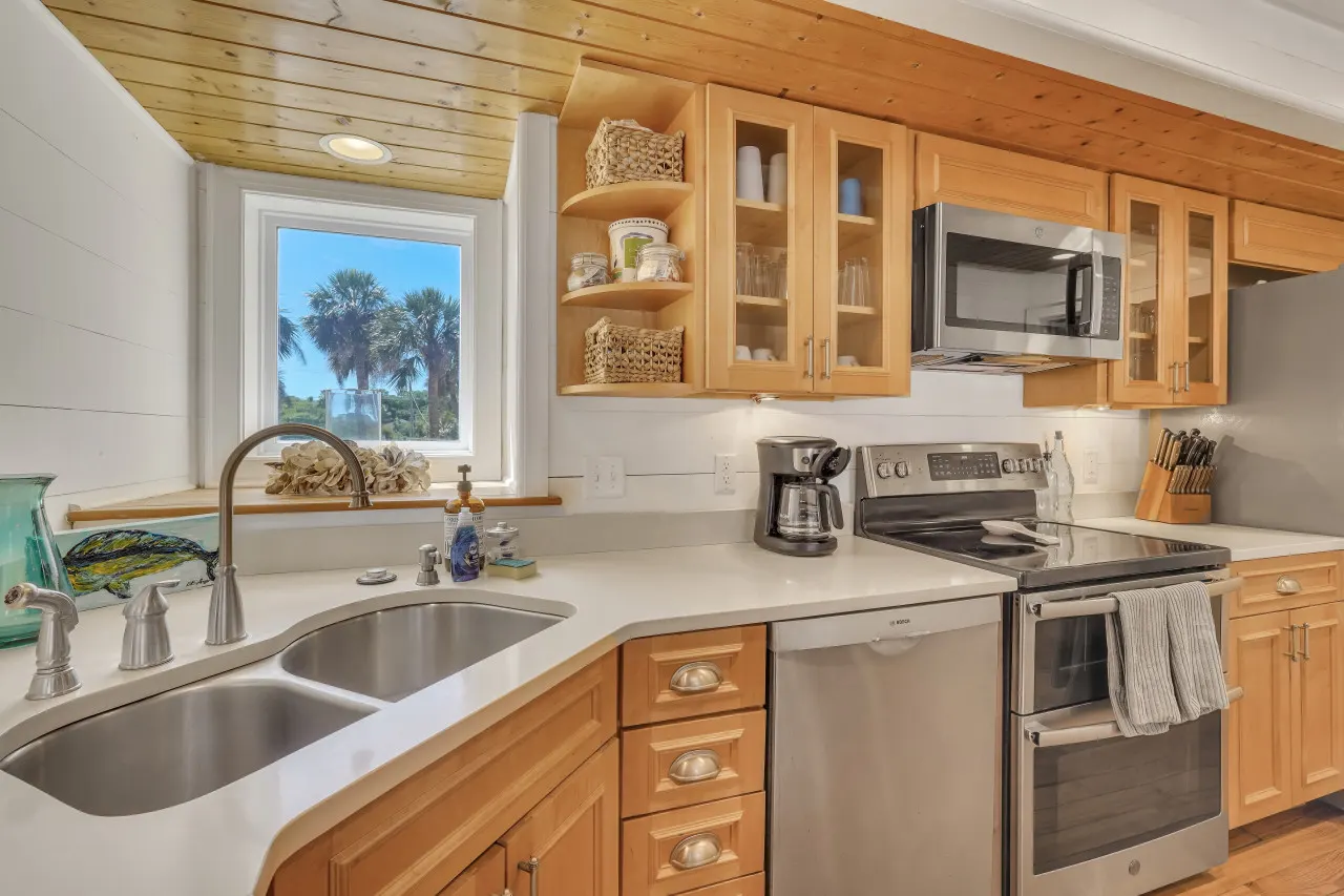 Blue Pearl Beach House: Steps from the Beach 15