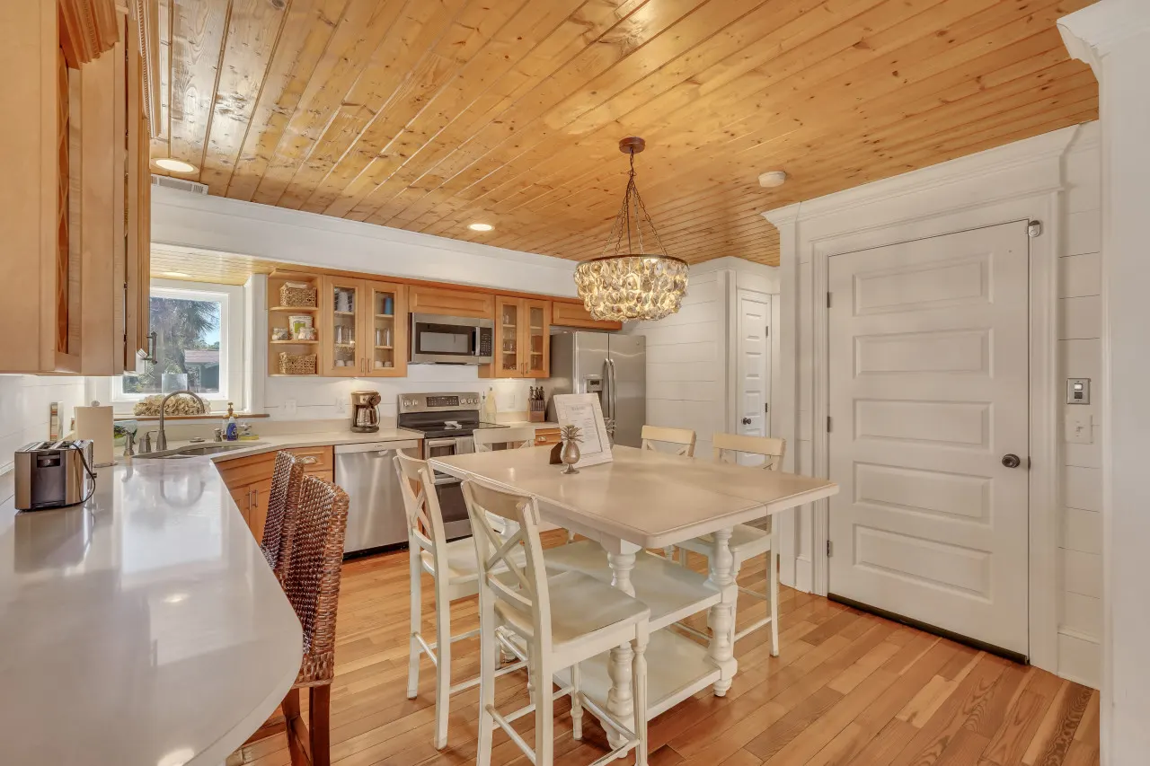 Blue Pearl Beach House: Steps from the Beach 17