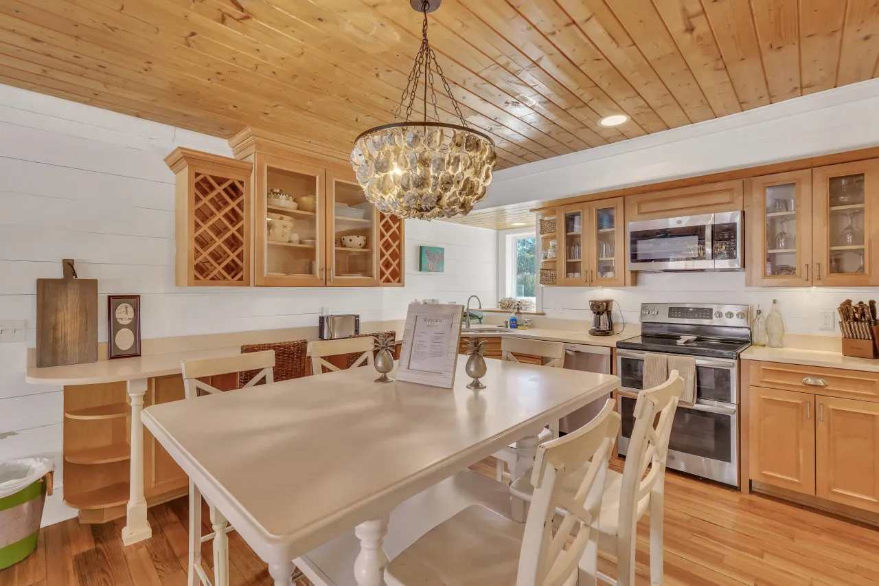 Blue Pearl Beach House: Steps from the Beach 18