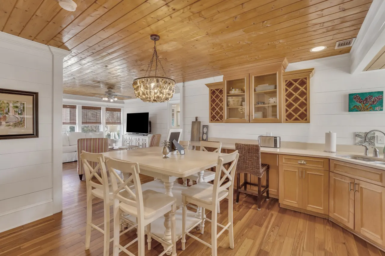 Blue Pearl Beach House: Steps from the Beach 19