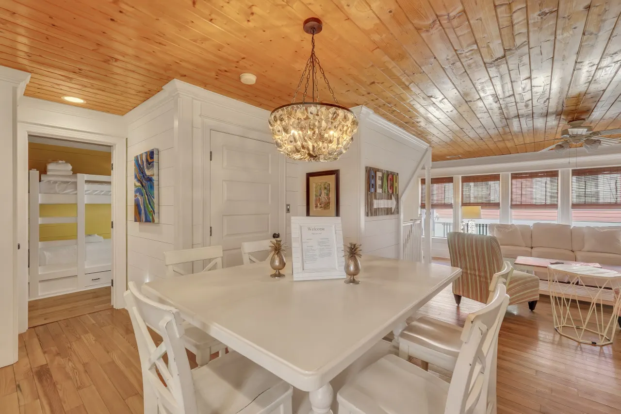 Blue Pearl Beach House: Steps from the Beach 20