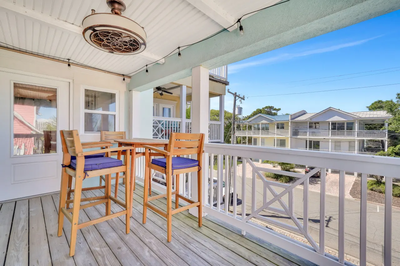 Blue Pearl Beach House: Steps from the Beach 6