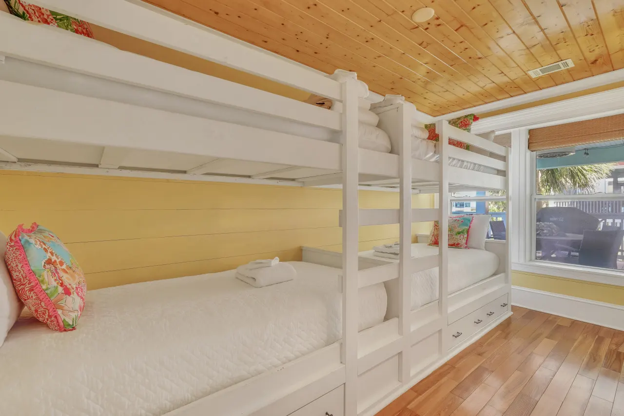 Blue Pearl Beach House: Steps from the Beach 7