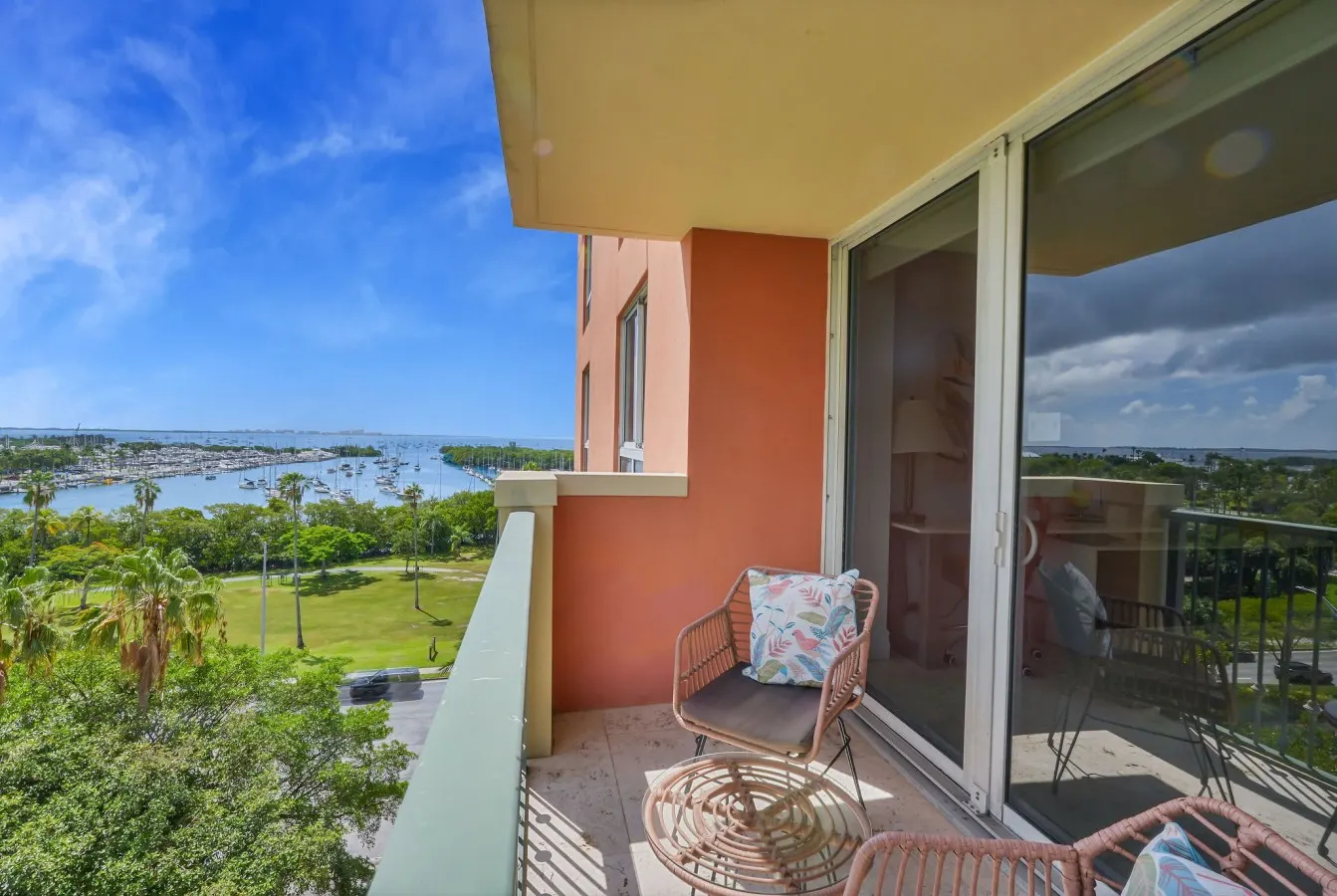 Modern Bay View Balcony in the Grove Free Parking