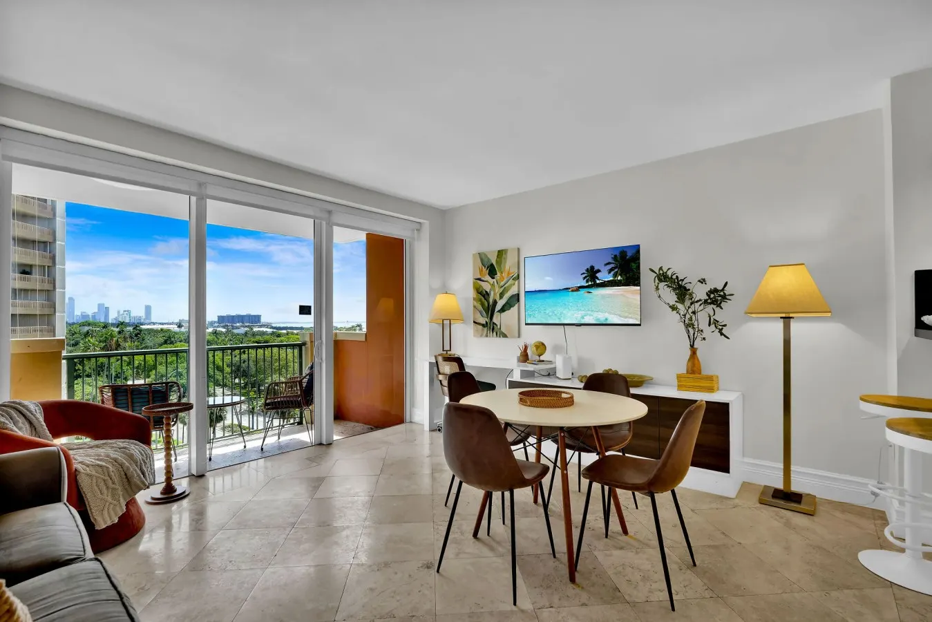 Modern Bay View Balcony in the Grove Free Parking 2