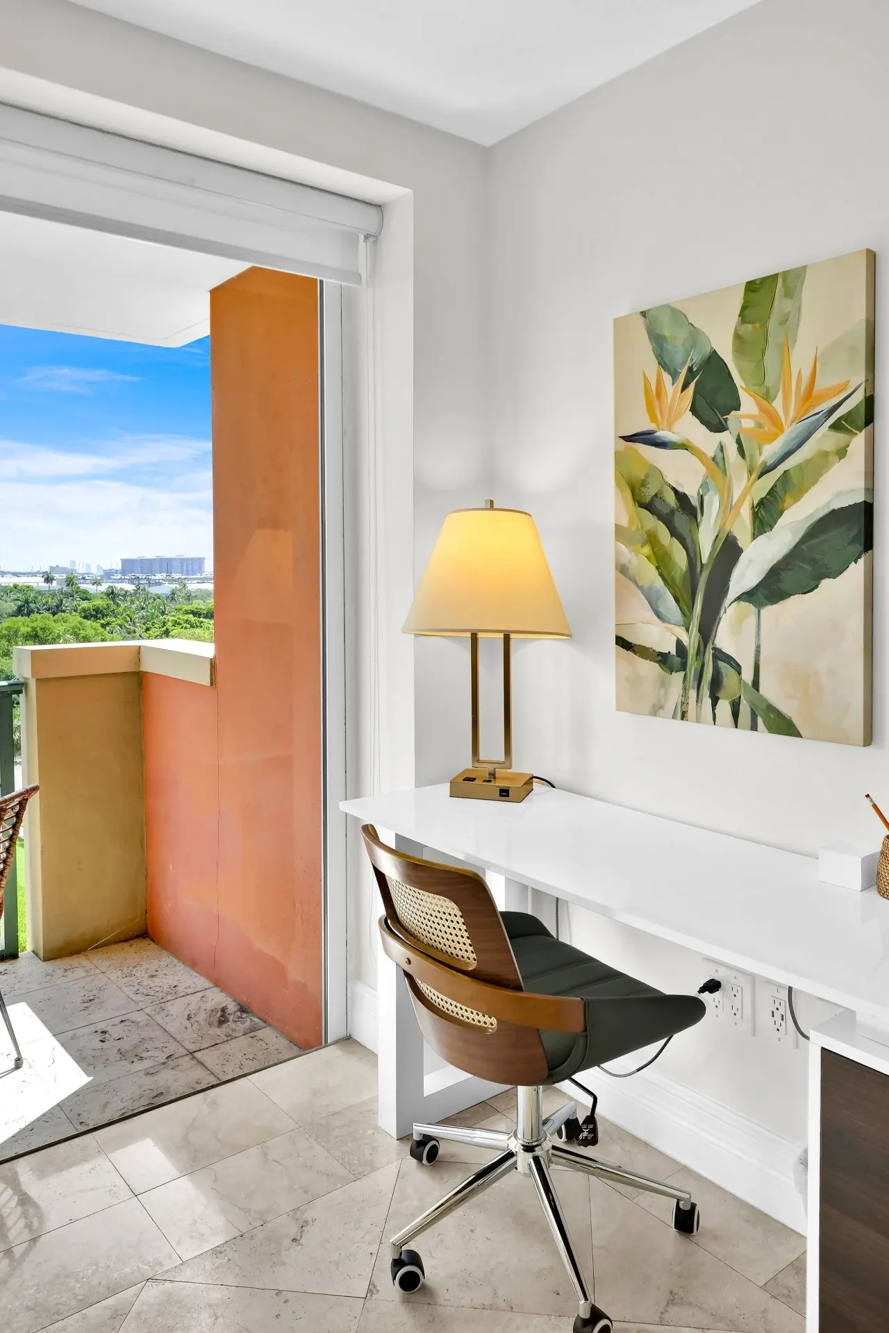 Modern Bay View Balcony in the Grove Free Parking 9